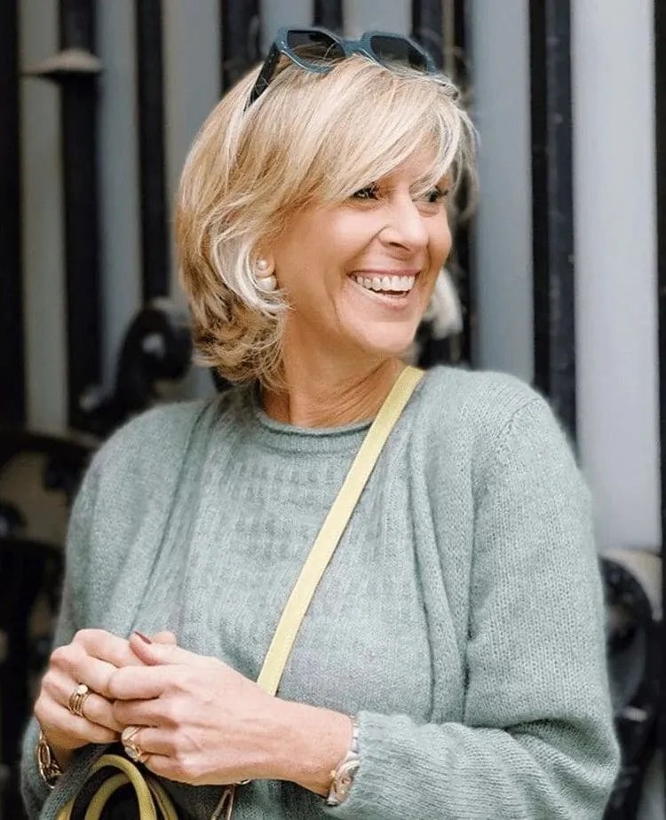 blonde hairstyle with side bangs for older women