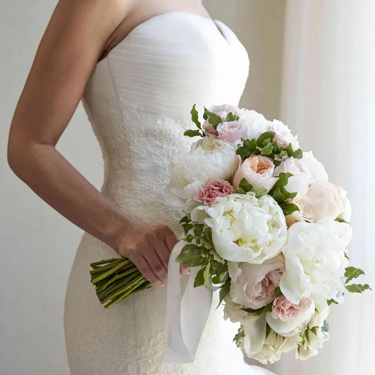 bridal bouquet trends 2023 classic roses and peony