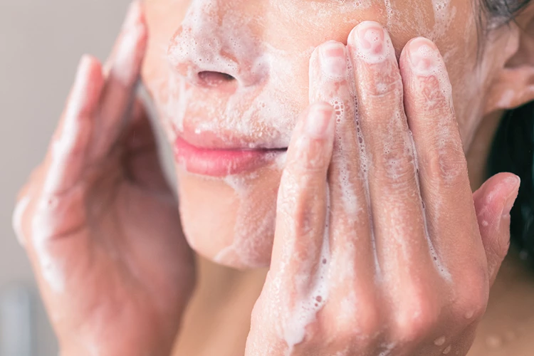 cleanse the skin before going to bed to prevent wrinkles