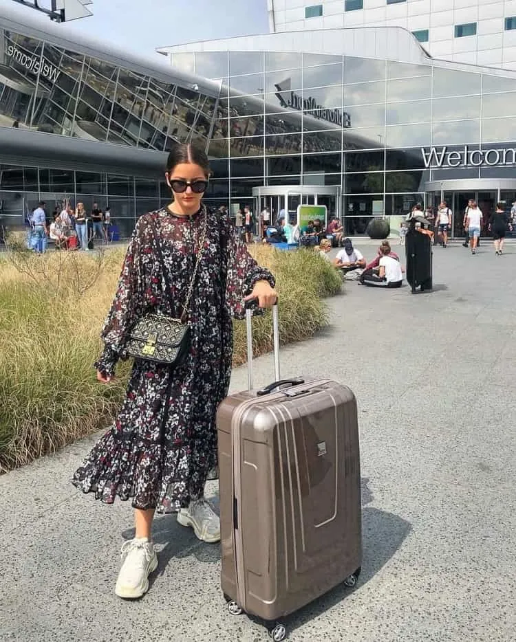 A Fashionable Travel Outfit That's Still Comfortable! — bows & sequins