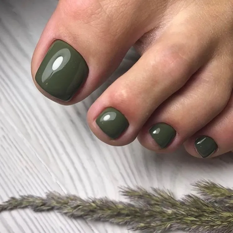 Ideas de tendencias de esmalte de uñas de pedicura verde caqui oscuro 2023