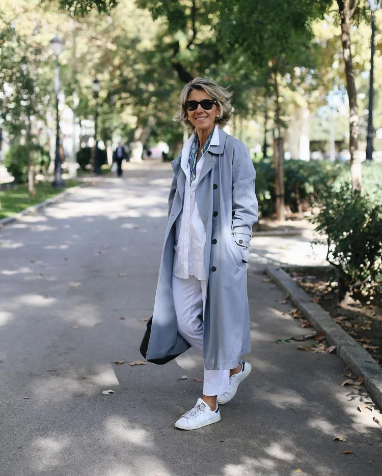 Combinación de outfit gris y blanco para mujeres mayores de 50 años.