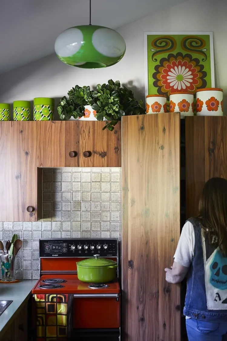 hippie kitchen aesthetic 70s plants wooden