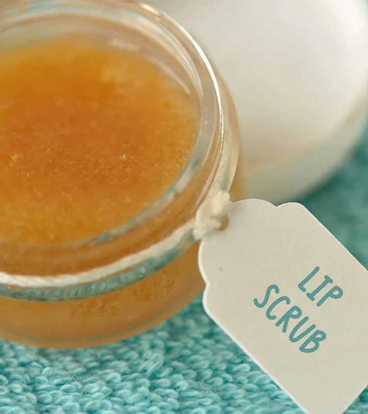 honey and sugar lip scrub for dry lips
