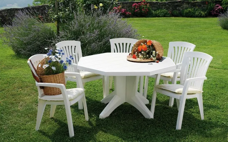 how to clean white plastic chairs to sit in the garden