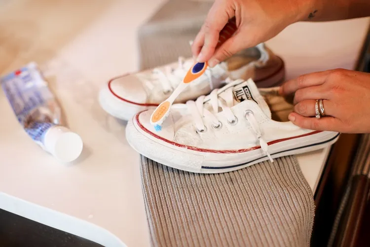 how to clean white sneakers using a toothbrush and toothpaste ideas methods