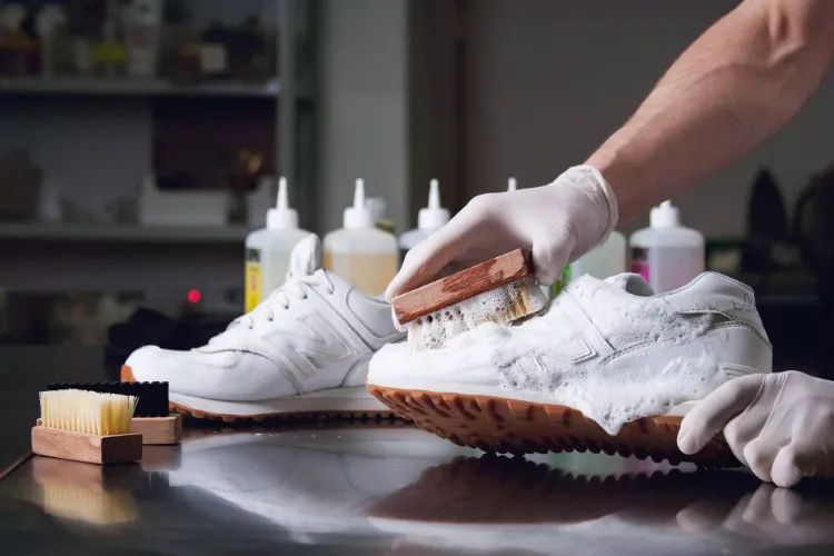 how to clean white sneakers with baking soda and white vinegar best way to clean white sneakers