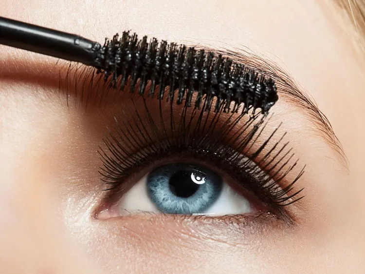 how to lift your eyes mascara hack