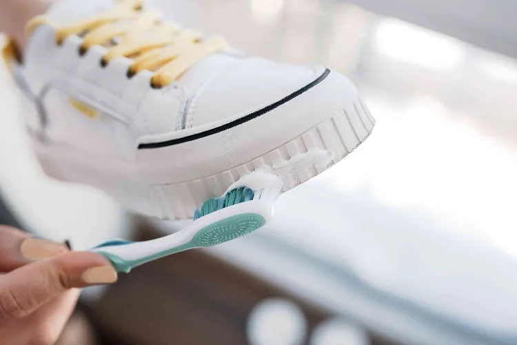 how to use a white toothpaste to clean white sneakers the right way how to clean canvas sneakers white leather