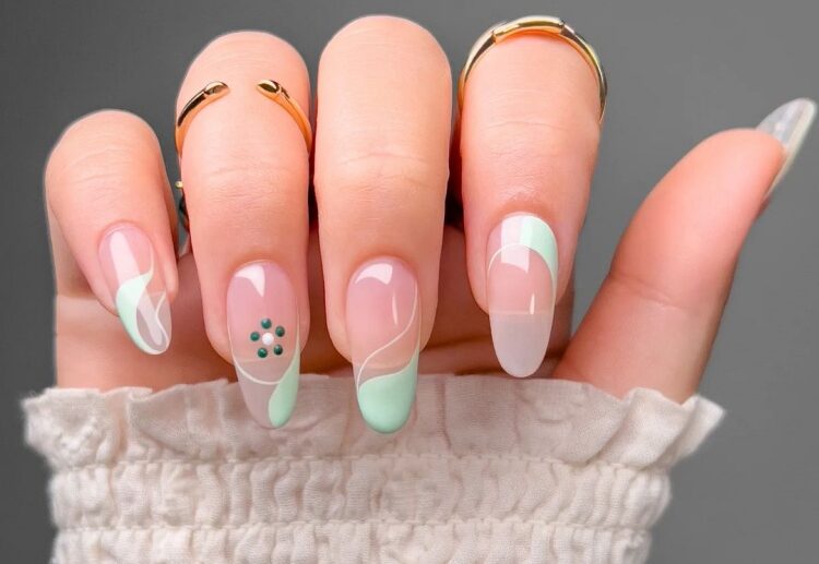 may nails delicate design in light colors