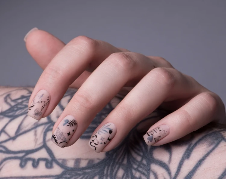 nail stamping idea to try in spring 2023