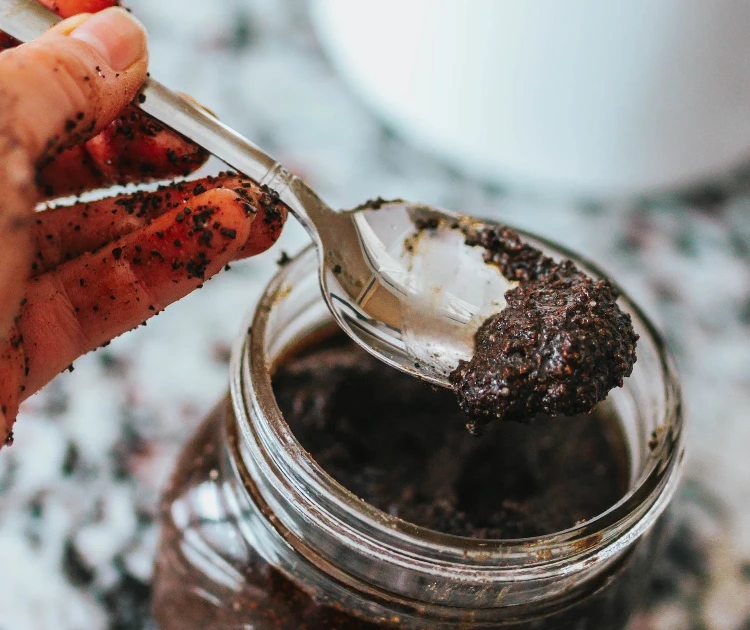 olive oil coffee grounds homemade lip scrub