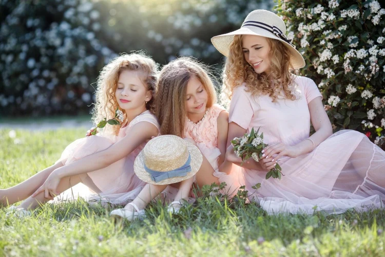 outdoor photography idea warm sunny days mother and daughters