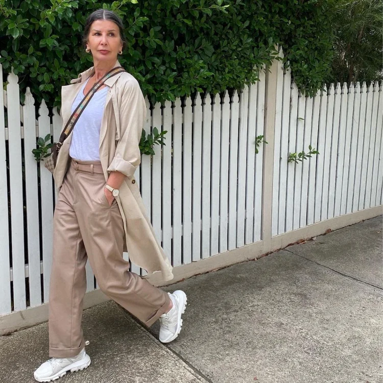 outfit in neutral colors wide leg pants long blazer white sneakers