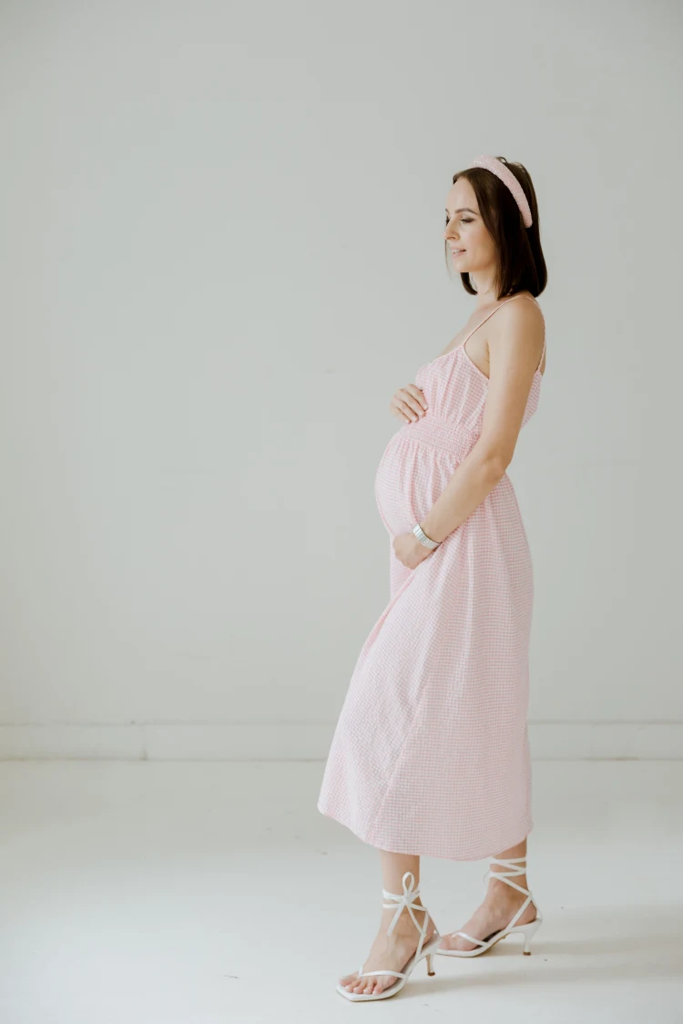 pale pink dress handband and sandals maternity fashion