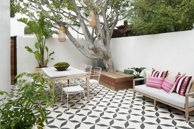 patio decor ideas 2023 black and white pattern tiles minimalist design simple chic elegant exterior colorful details