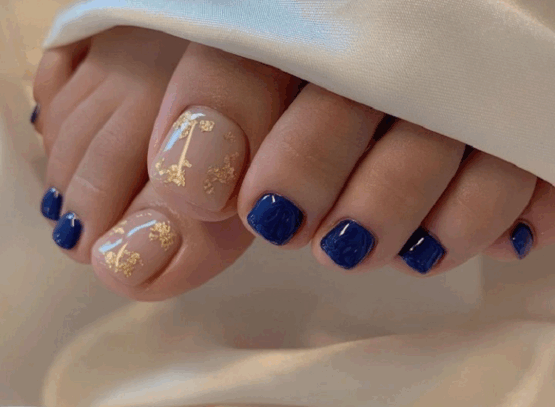 pedicure ideas with gold foil 2023 toenails
