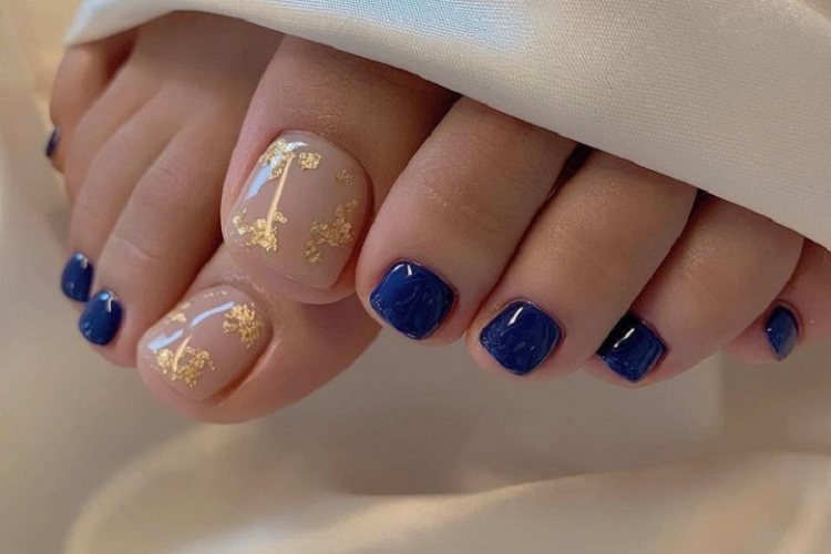 pedicure ideas with gold foil 2023 toenails