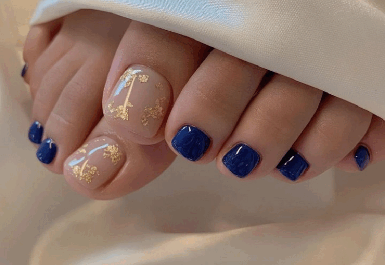 pedicure ideas with gold foil 2023 toenails