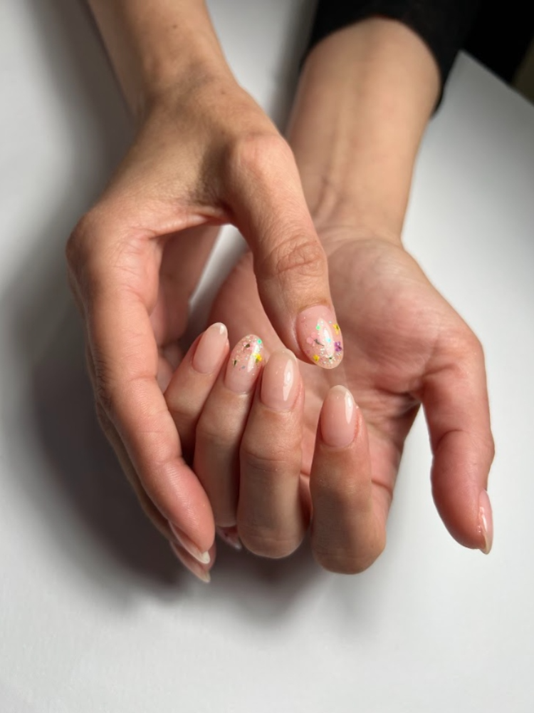 simple minimalist short oval nails design for mature women over 50 nude manicure real flowers