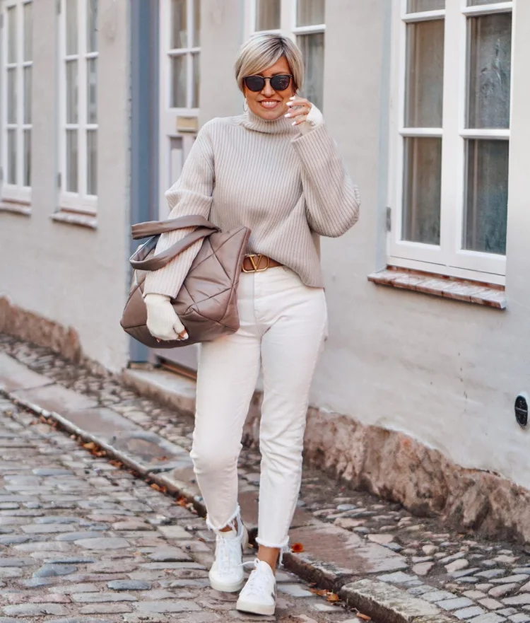 tight white trousers white sneakers grey jumper neutral colors trendy outfit