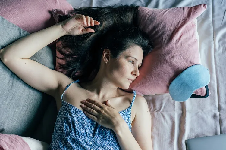 روغن کرچک زن خسته بر روی پلک های درمان بی خوابی فواید سلامتی