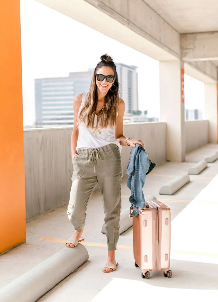 20 Stylish Travel Outfit Ideas to Try in Spring & Summer 2023