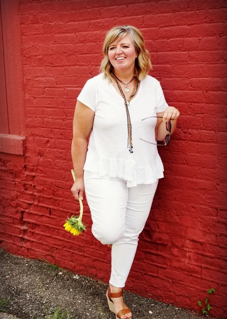 white jeans for curvy women