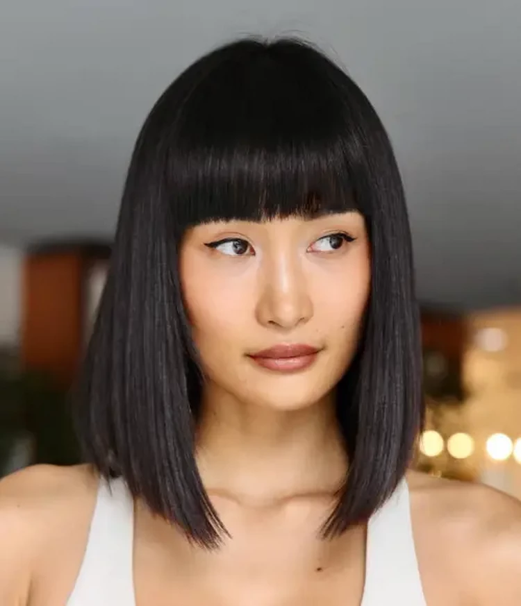 2023 hairstyle trends shoulder length blunt bob with blunt bangs
