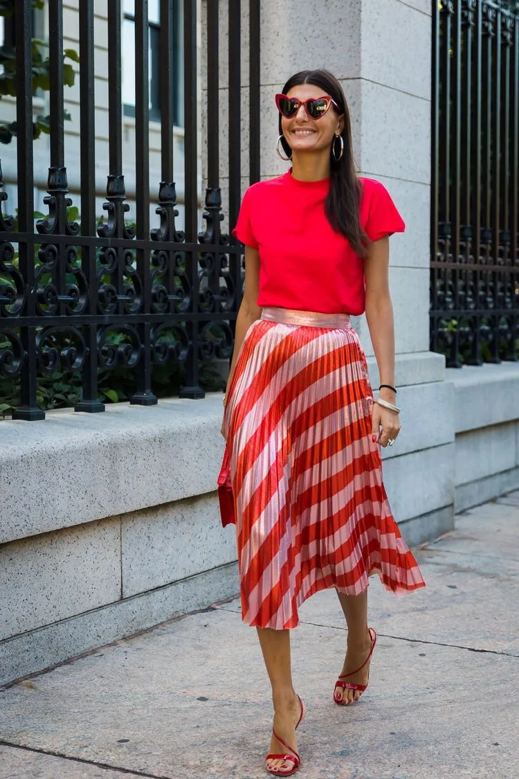 a midi skirt and t shirt is the perfect casual chic outfit for hot summer days