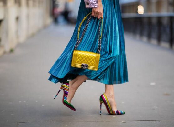 how to wear a pleated skirt over 50 in summer chic outfits ideas