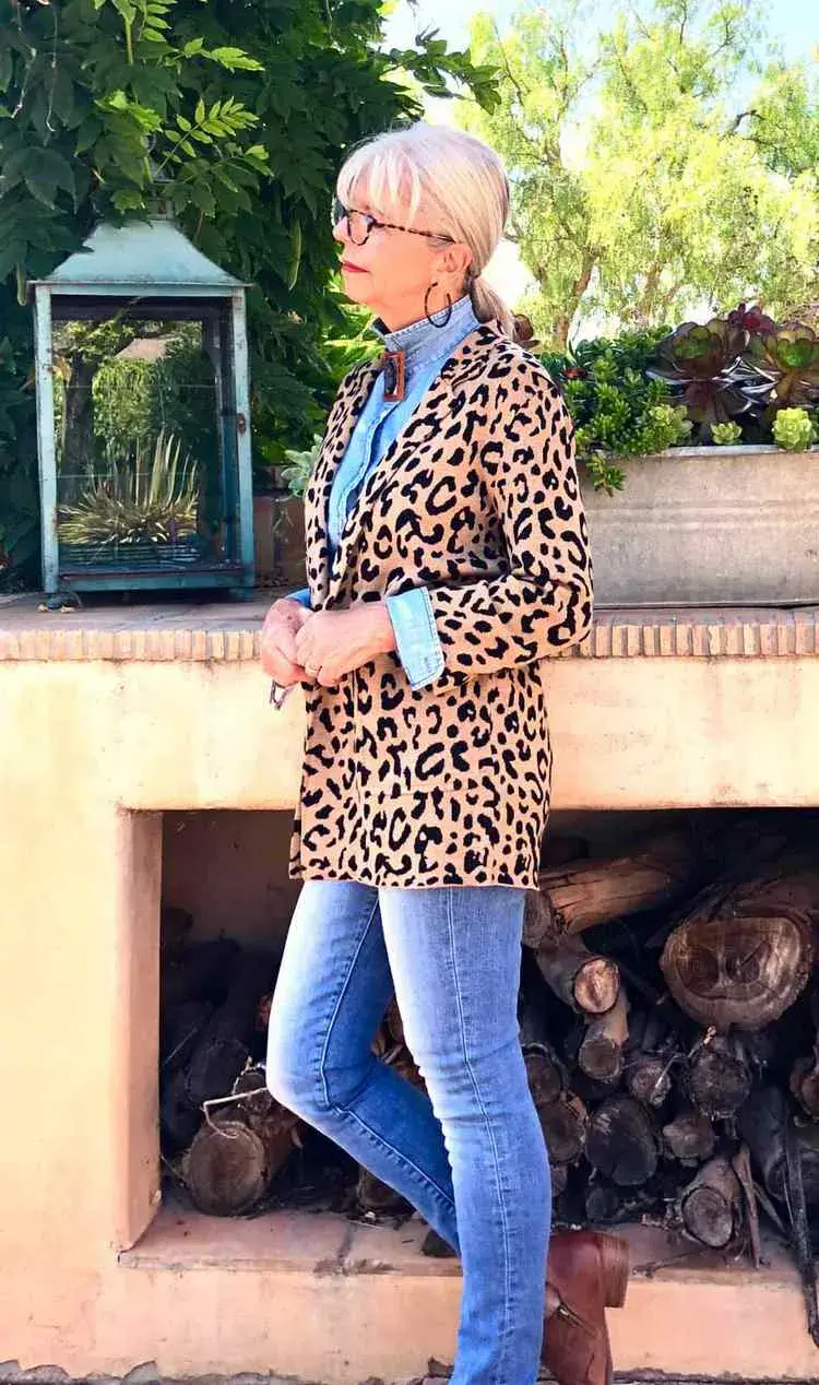 leopard and denim outfits ideas for women over 50