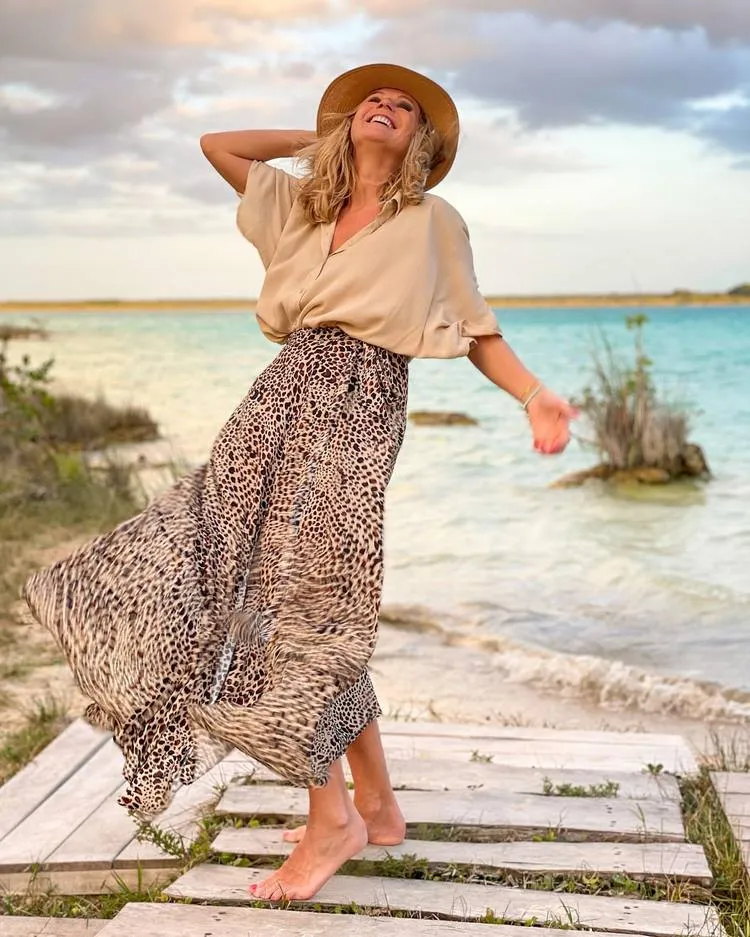 maxi skirt summer outfit for mature ladies
