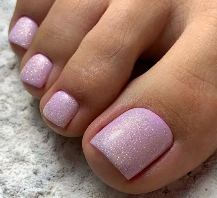 pedicura rosa con purpurina colores versátiles para las uñas de los pies