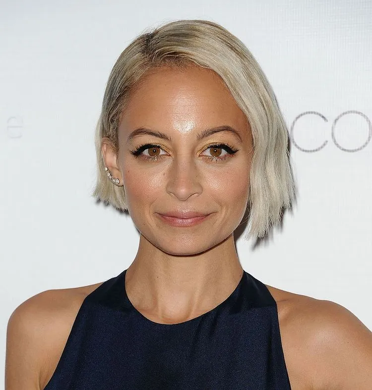 blunt bob with side parting hairstyles for thin hair
