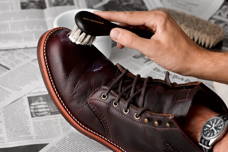 cleaning leather shoes find out the best ways to handle this task easily and effectively step by step guide full instructions make them look as good as new
