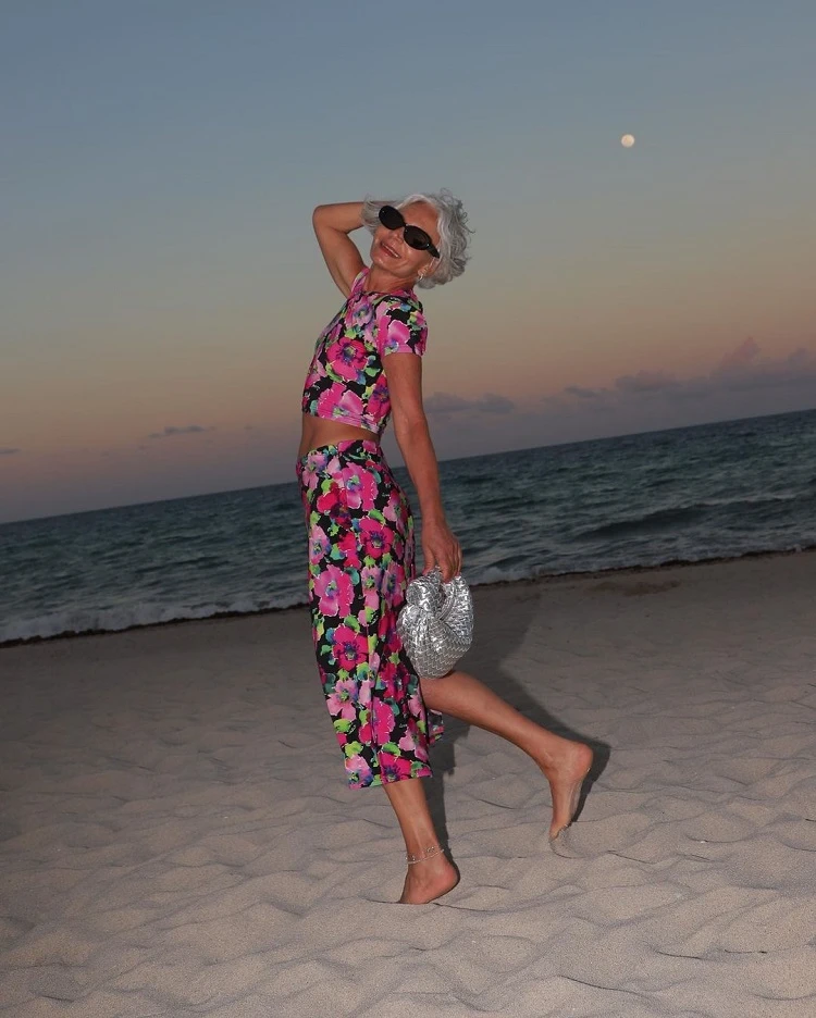 elegante traje de playa de verano para mujeres mayores de 60 años