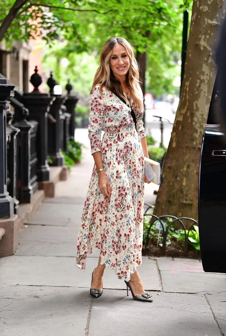 vestido con estampado floral mujeres mayores de 50 ideas de consejos de estilo primavera verano 2023