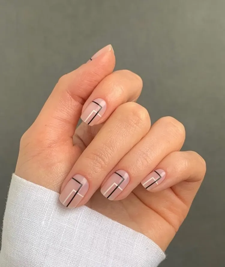 graphic short nails black white lines design ideas minimalist manicure