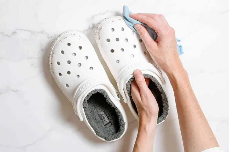 how to clean crocs with lining in remove the lining carefully and clean it alone