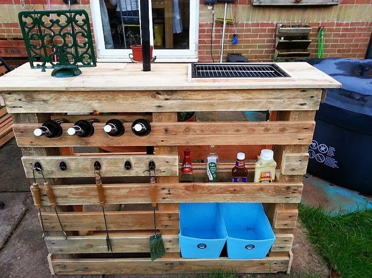 how to make an outdoor bar out of pallets form shelves for bottles