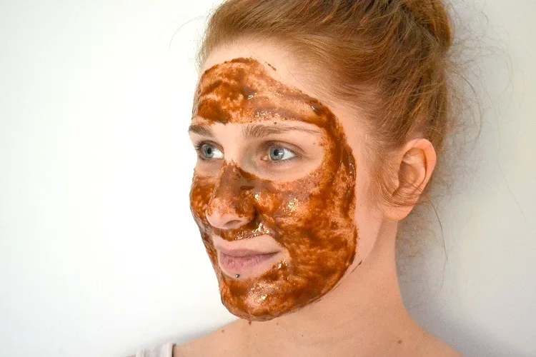 how to remove blackheads naturally try a cinnamon and honey mask