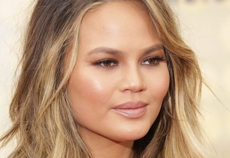 medium length hair beach waves blond balayage
