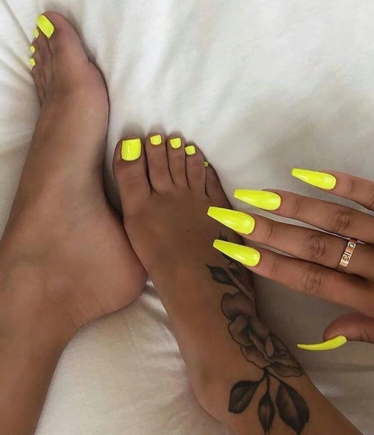 neon yellow for fingernails and toenails 2023 trendy color