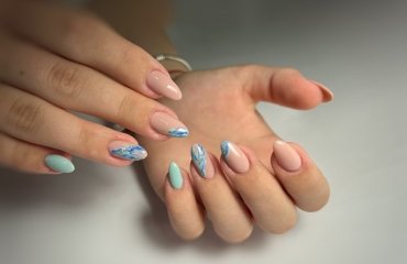 ocean nails design summer 2023 trends blue color almond shape