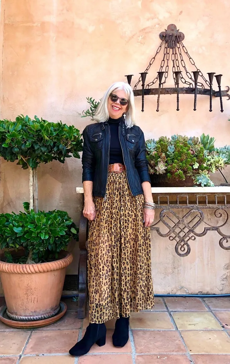 estampado para mujeres mayores de 50 años falda larga de leopardo chaqueta de cuero ideas de estilo