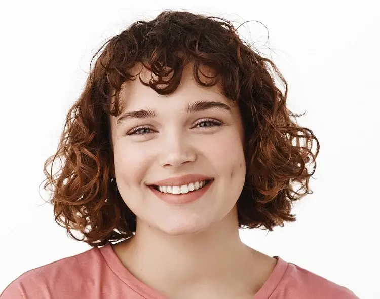 short curly hair for round face women hairstyle trends 2023