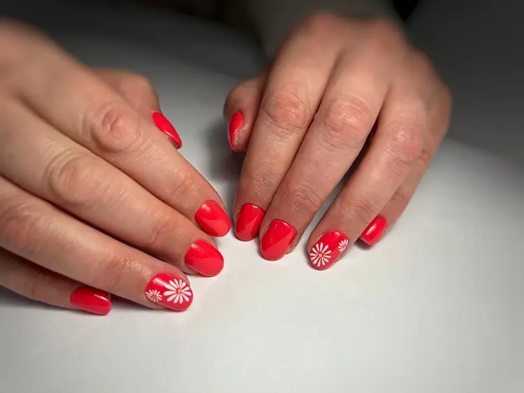short red nails with flowers