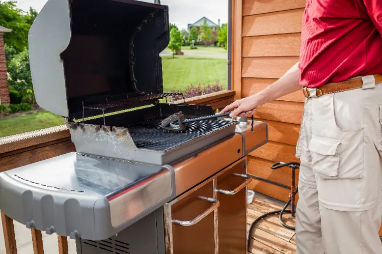 ways to clean a grill brush properly what to use soap and warm water detergent that is not too strong safety concerns food concern how to protect yourself