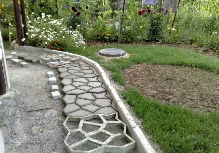diy concrete paver walkway made with curves